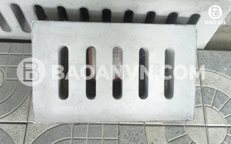 Khuôn giúp tạo ra những song chắn rác bê tông như ảnh